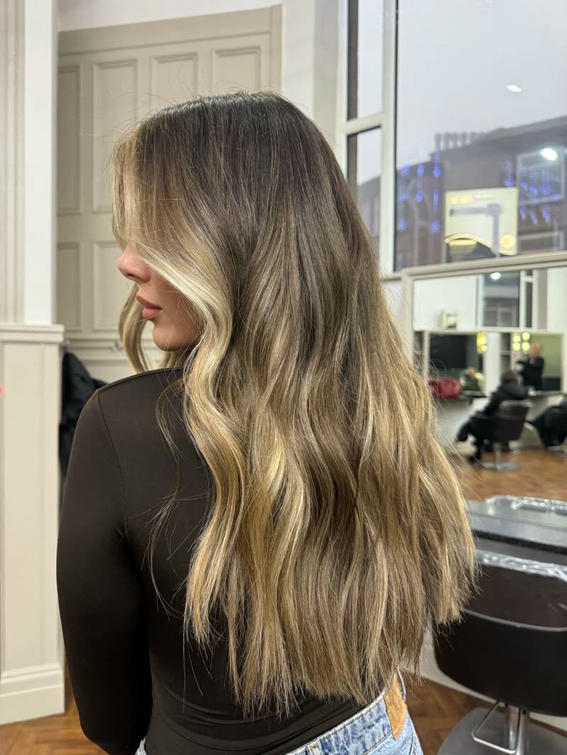 Long wavy blonde balayage